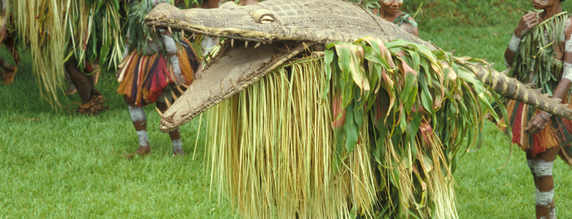 Masque de crocodile en rotin