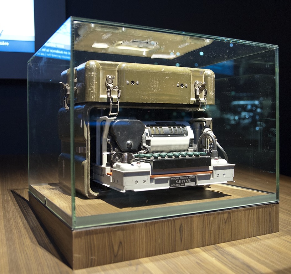 Machine à chiffrer KLB-7, exposition Sociétés, le théâtre des Hommes